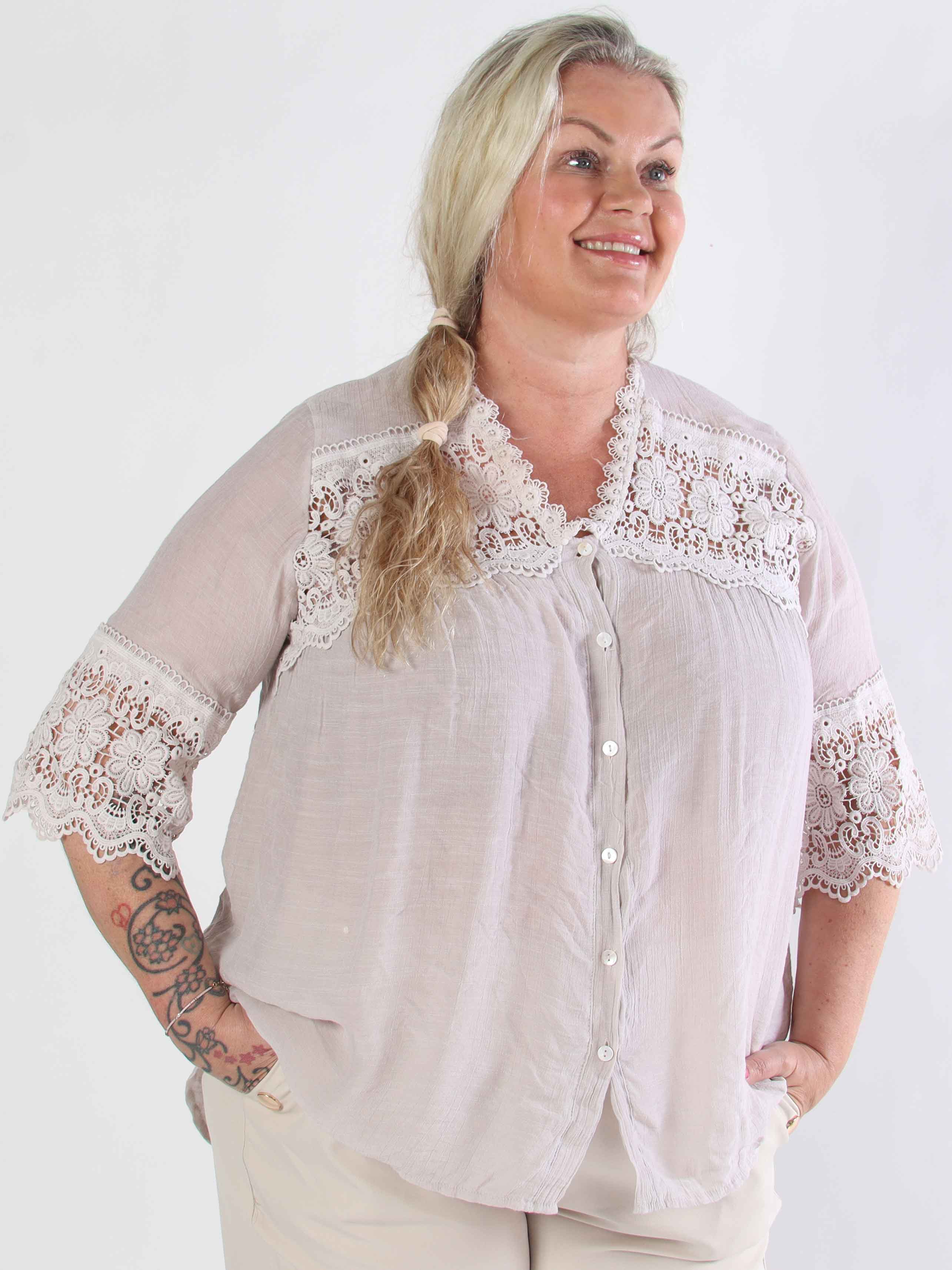 Alva - Sød plus size tunika med søde broderede ærmer